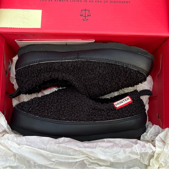 Hunter Kids black fuzzy sherpa slippers with indoor/outdoor rubber sole - Picture 9 of 9